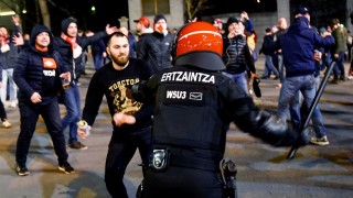 Един полицай загина след сблъсъците между феновете на Атлетик Билбао