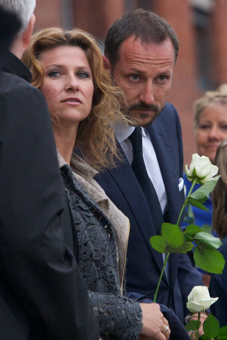 Хаакон със сестра си през 2012 г.