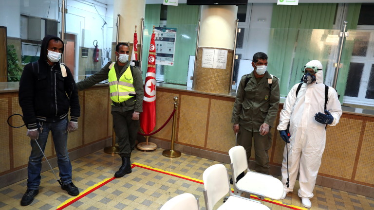 Тунис налага полицейски час за ограничаване на коронавируса