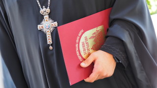 Светият синод на Българската православна църква и Българска патриаршия излезе