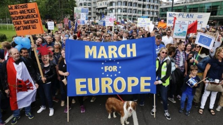 Хиляди по централните улици на Лондон протестират срещу Brexit