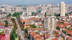 Премахват опасни висящи кабели в София