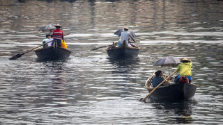 Високите температури принудиха властите в Бангладеш да затворят училищата за