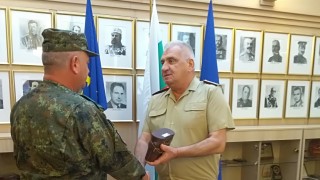 Наградиха военен, предпазил жена от ограбване