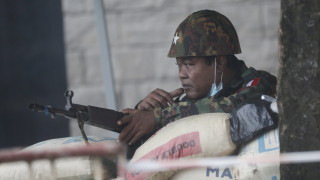 Хунтата в Мианмар позволява на лоялни цивилни да носят оръжие