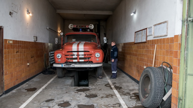 Пожарникари дежуриха в торовия завод "Неохим"