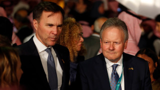 Финансовият министър на Канада обяви че подава оставка на фона