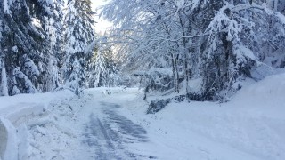 Денят ще бъде облачен с валежи вятърът се усилва температурите