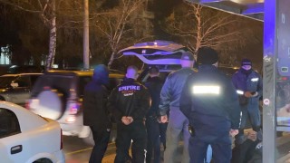 Полицейски екшън в Търново след стрелба с автомат от джип