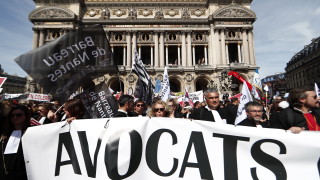 Лекари, адвокати и пилоти протестират в Париж заради пенсионната реформа на Макрон