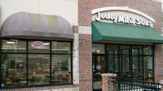 През 1975 г едва на 17 години Питър Канкро купува