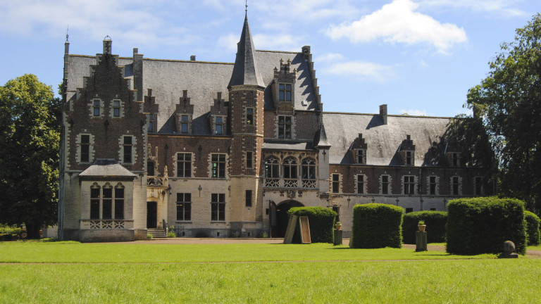 Белгийски замък, увековечен в картина от 17 век, се продава за €4 милиона