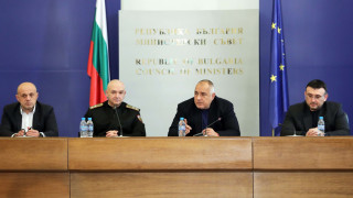 Борисов оставя на умниците да говорят откъде България взима пари, той ги дава