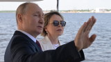  По Брежневски: Путин подвига три исторически съветски флага 