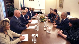 Правителството отпуска допълнителни 93 млн лв за безплатни учебници Това