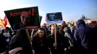 Турция остави в сила забраната за пътуване в чужбина на прочута писателка