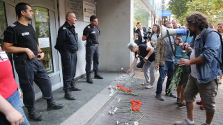 Протестиращи поздравяват с цветя областния на София