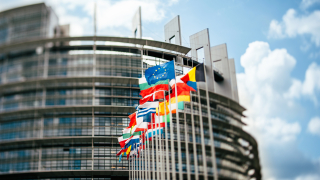 Стоп на еврофондовете за членките, които не приемат бежанци, искат евродепутати