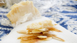 Пармезан, кората на твърдото сирене и защо да не я изхвърляме