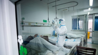 Най малко 81 души са починали от коронавируса съобщават медии До