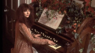 Кейт Буш отново има повод да празнува след като емблематичната