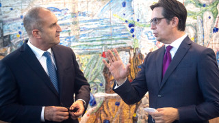 Македонската идентичност и език не са и не може да