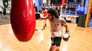 Един от най атрактивните български кикбоксьори Михаил Велчовски за пръв път