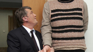 Украинският президент подари специална кола на най-високия човек в света