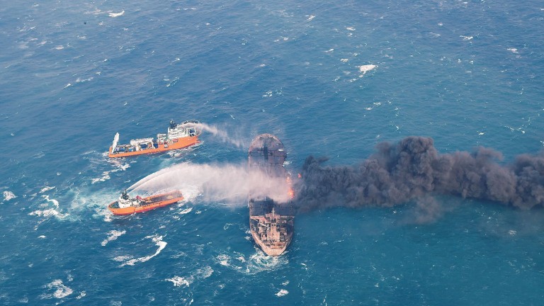 Китайски кораби са били изпратени да почистват огромния петролен разлив,