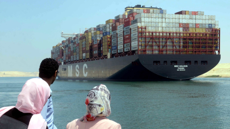 Голям контейнеровоз в Суецкия канал блокира морския трафик в един