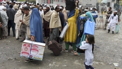 Берлин предлага пари на афганистанци, за да не емигрират в Германия