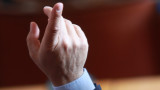 Германски депутат хвърли оставка, печелил от сделки с маски