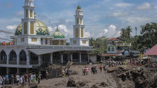 Най-малко 28 души са загинали при наводнения и свлачища в Индонезия