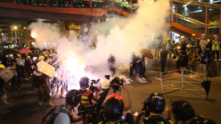 Нов многохиляден протест в Хонконг, полицията употреби сълзотворен газ 