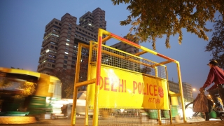 Мъж скочи в зоната на депутатите на индийския парламент извика