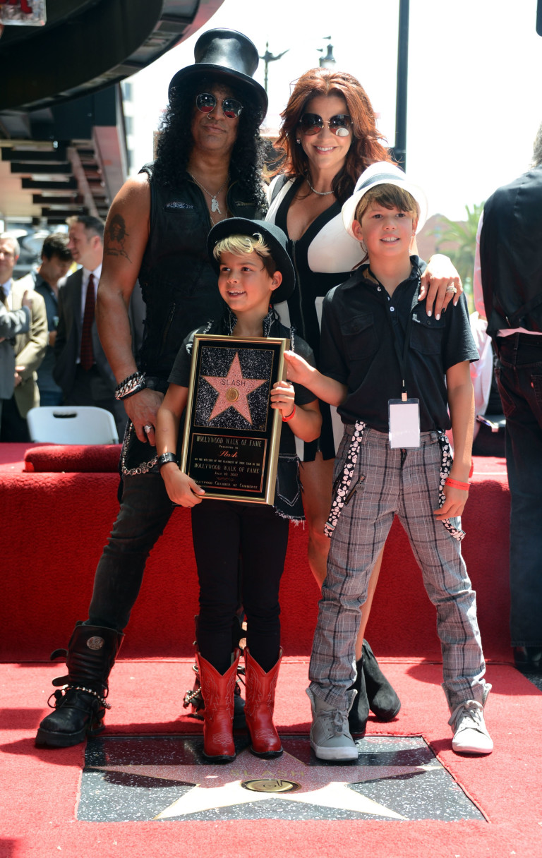 Слаш със брачната половинка си Перла Ферар и двете им деца