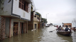 Повече от 100 души са загинали при наводнения вследствие на