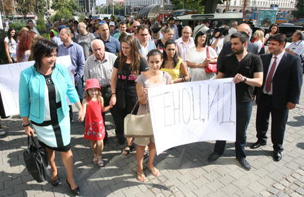 "Петре, слей се с Карлуково", скандира протест пред МЗ