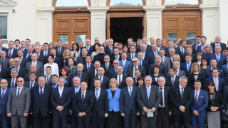 Ние си отиваме, но парламентаризмът остава, обяви Цачева и би последния звънец