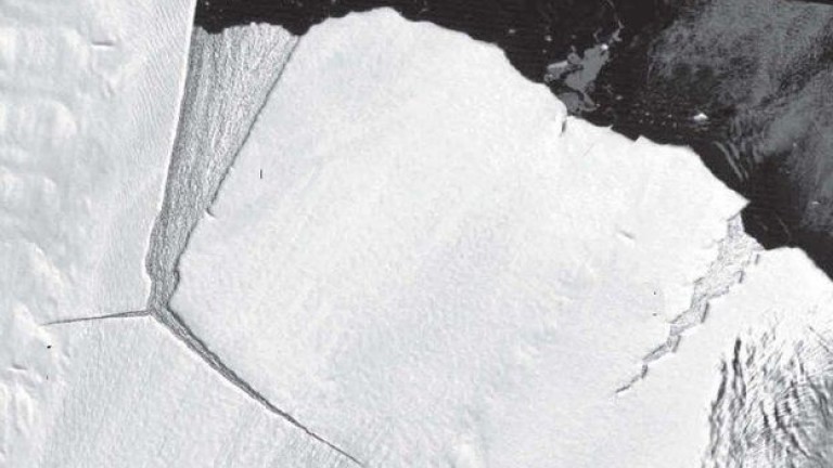 Най-големият айсберг от 1965 г. насам се е отчупил от