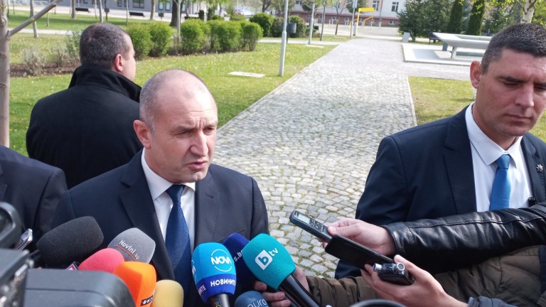 Румен Радев дава време на партиите преди първия мандат