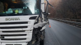 Трима пострадаха при сблъсък на тир и бус на пътя Асеновград - Смолян