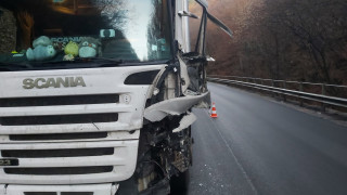 Трима души пострадаха при катастрофа между тир и бус на