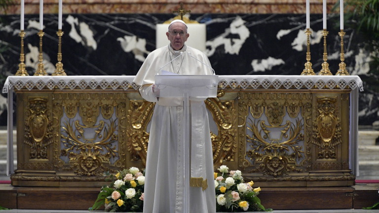Папа Франциск се възстановява нормално след операцията