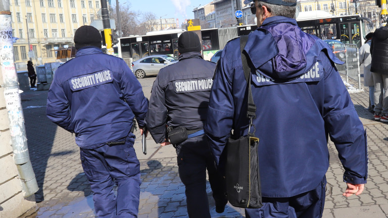 Задържаха 9 души по време на спецакция във Варна