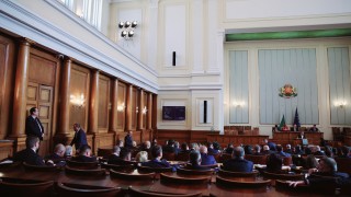 Депутатите се захванаха с правилника на парламента но първият спор