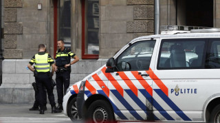 Двама души бяха наръгани по рано днес в Амстердам след като
