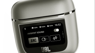 Първите слушалки със смарт кейс с вграден екран представи тази