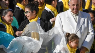 Папа Франциск заклейми фалшивите новини като зло и призова мисията