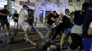 Фенове на английските Челси и Арсенал са в болница след